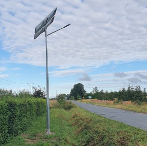 Lampa solarna przy drodze, niebo , drzewa